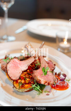 Gegrilltes Lammkarree mit Gemüse auf dem Teller Stockfoto