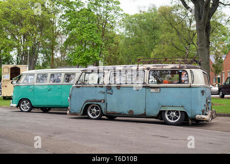 1966 VW Split Screen Volkswagen Wohnmobil und einen 1970 VW Camper van. Bicester Heritage Center 'Drive es Tag'. Bicester, Oxfordshire, England. Stockfoto