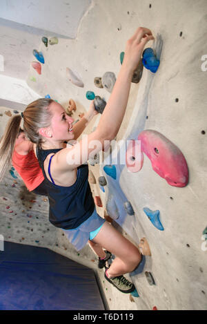 Training im Boulderwall Stockfoto