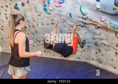 Training im Boulderwall Stockfoto