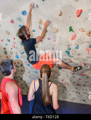 Training im Boulderwall Stockfoto