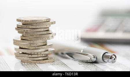 Finanzen und Stapel Euro Münzen in Diagramm Stockfoto