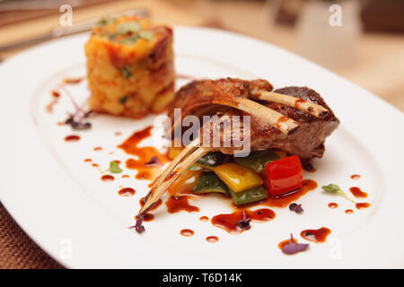 Gegrillter Lammrücken mit Kartoffelpüree und Gemüse Stockfoto