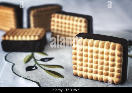 Leckere Cookies auf der Tabelle auf einer Serviette. Stockfoto