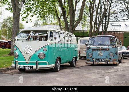 1966 VW Split Screen Volkswagen Wohnmobil und einen 1970 VW Camper van. Bicester Heritage Center 'Drive es Tag'. Bicester, Oxfordshire, England. Stockfoto