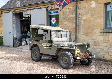 1942 Willys Jeep vor dem Wellington Aviation Museum, Moreton in Marsh, Cotswolds, Gloucestershire, England Stockfoto