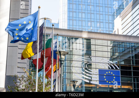 Die Konstantinos Karamanlis Brücke im Espace Leopold mit den Flaggen der Mitgliedstaaten der Europäischen Union im Wind in Brüssel, Belgien. Stockfoto