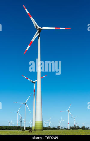 Windenergieanlagen an einem sonnigen Tag in Deutschland gesehen Stockfoto