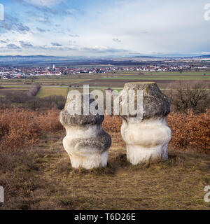 Skulptur Zwillinge mit Dorf im Hintergrund Stockfoto