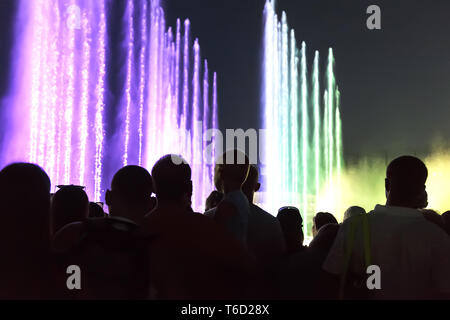 Abend Leistung - Farbe - Musik Brunnen. Stockfoto