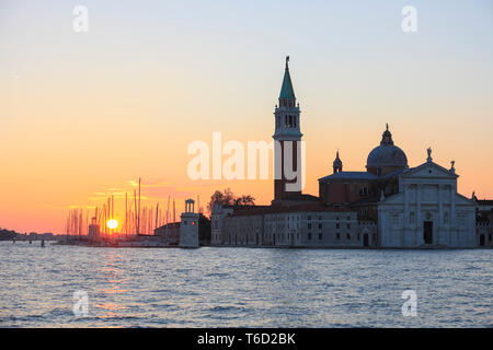 Sonnenaufgang über der Marina Compagnia della Vela und Isola San Giorgio, Venedig, Venetien, Italien. Stockfoto