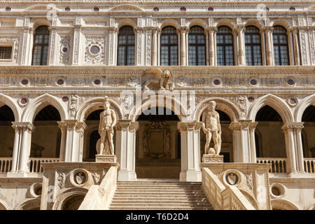 Scala dei Giganti, Skulptur Mars und Neptun im Innenhof von der Dogenpalast (Palazzo Ducale), Venedig, Venetien, Italien, Europa. Stockfoto