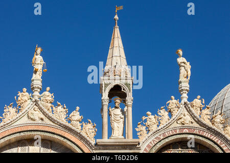 Kunstvolle Details zur Basilica San Marco, Venedig, Venetien, Italien. Stockfoto