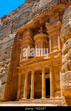 Jordanien, Ma'an Governatorat, Petra. UNESCO-Weltkulturerbe. Al-Kazneh, die Schatzkammer geschnitzten direkt in die Felswand aus Sandstein. Stockfoto