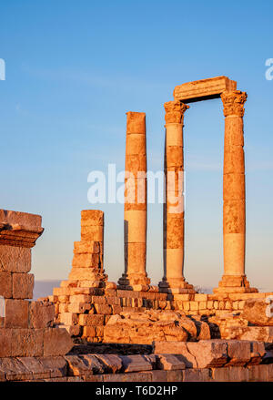 Tempel des Herkules Ruinen bei Sonnenuntergang, Zitadelle von Amman, Amman Governorate, Jordanien Stockfoto