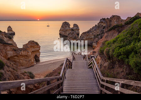 Portugal, Algarve, Faro, Lagos, Camilo Strand (Praia do Camilo). Fußweg zum Strand bei Sonnenaufgang. Stockfoto