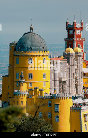 Palácio Nacional da Pena, Sintra, Lissabon, Portugal. Blick vom Garten oben Stockfoto