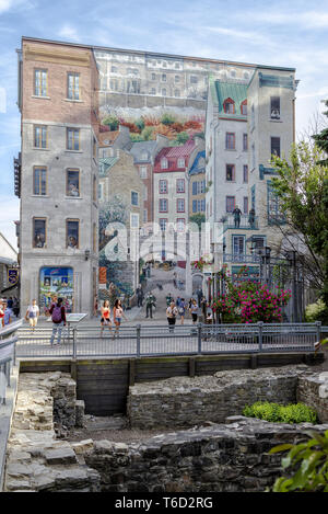 Quebec City, Kanada - 26. Juni 2018: Quebec Fresko (Fresque des Quebecois) in der Nähe von Place Royale in der Altstadt von Quebec City, Quebec, Kanada. Stockfoto