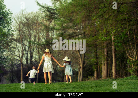 Spaß für die ganze Familie im Park. draussen in der Natur mit mom Sohn und Tochter. das Tragen von Kleidung Stockfoto