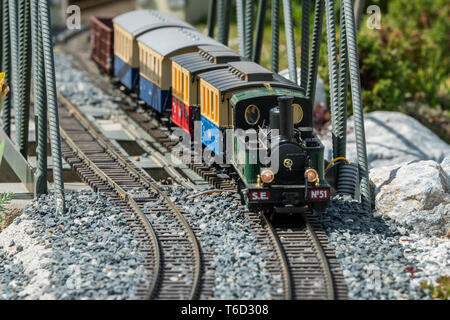 Eisenbahn-modelle Zug im Freien an einem sonnigen Tag, Dampfzug Stockfoto