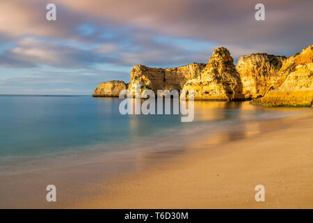 Praia da Marinha oder Marinha Strand, Caramujeira, Lagoa, Algarve, Portugal Stockfoto