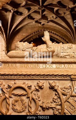 Grab von Luis de Camões im Inneren der Kirche das Kloster Jeronimos, das zum Weltkulturerbe der Unesco gehört. Lissabon, Portugal Stockfoto