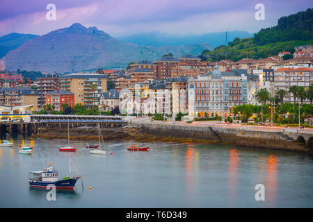 Spanien, Kantabrien, Castro-Urdiales, Blick auf die Stadt und den Hafen. Stockfoto