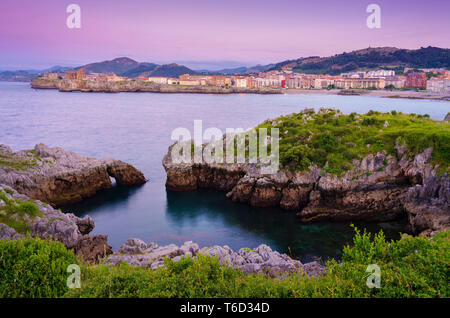 Spanien, Kantabrien, Castro-Urdiales, Blick auf die Stadt und Horseshoe Cove in der Dämmerung Stockfoto