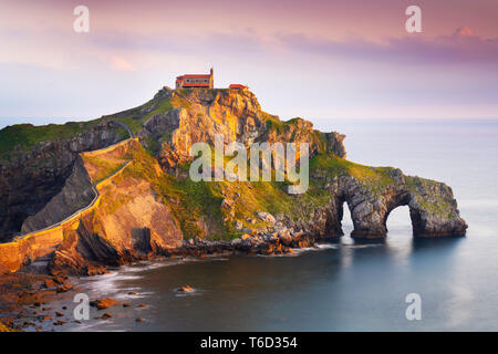 Spanien, Baskenland, San Juan de Gaztelugatxe, Blick auf die Insel Stockfoto