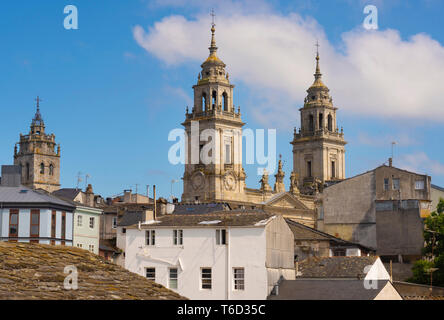 Spanien, Galicien, Lugo römischen Mauern und Dom Stockfoto