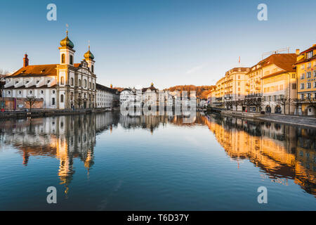 Luzern, Schweiz. Jesuitenkirche und die Reuss waterfront bei Sonnenaufgang Stockfoto