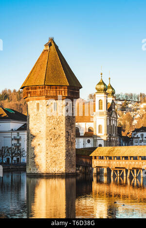 Luzern, Schweiz. Die Kapellbrücke (KapellbrÃ¼cke) Wasserturm und Jesuitenkirche Stockfoto