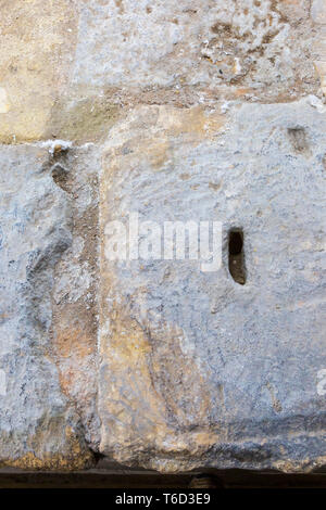 Schwalbenschwanz Lewis Hole in der Spitze eines römischen Steinmauer Block verwendet, um den schweren Stein in Position zu bringen, Roman Glivum, Gloucester, England Stockfoto