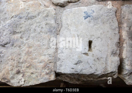 Ein Schwalbenschwanzloch, das oben in einem römischen Steinmauerblock geschnitten wurde, der zum Heben von Stein verwendet wurde. Das Eingangstor von Roman Glevum, Gloucester Stockfoto