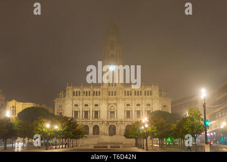 Foggy Porto Rathaus, Portugal Stockfoto