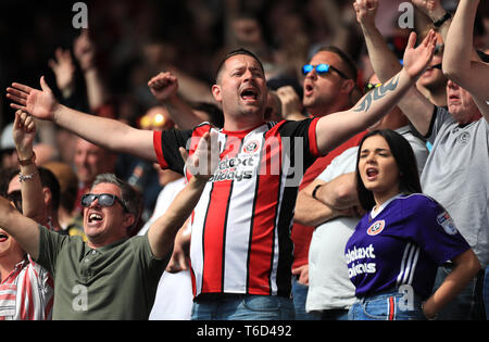 Ein Sheffield United Fan auf der Tribüne zeigt seine Unterstützung Stockfoto