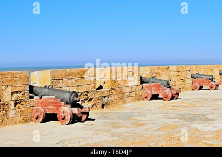 Kanonen an der Wand des Fort Essaouira Marokko Stockfoto