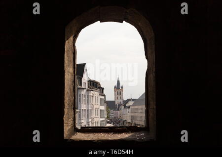 Porta Nigra, Trier, Deutschland. Es ist das größte römische Stadttor nördlich der Alpen. Die Fundamente wurden 170 n. Chr. unter der Herrschaft von Marcus Aurelius gelegt. Stockfoto