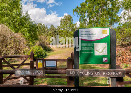 Schilder am Eingang Dersingham Bog National Nature Reserve, Wolferton, Norfolk. Stockfoto