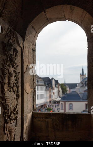 Porta Nigra, Trier, Deutschland. Es ist das größte römische Stadttor nördlich der Alpen. Die Fundamente wurden 170 n. Chr. unter der Herrschaft von Marcus Aurelius gelegt. Stockfoto