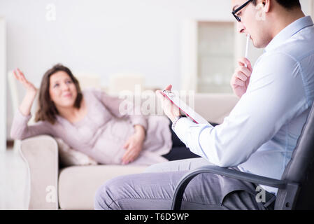 Schwangere Frau besuchen Psychologe Arzt Stockfoto