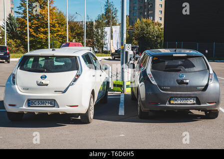 Lemberg, Ukraine - 28. August 2018: Elektroauto Aufladen am Mall Parkplatz aria. Reine saubere Energie Stockfoto