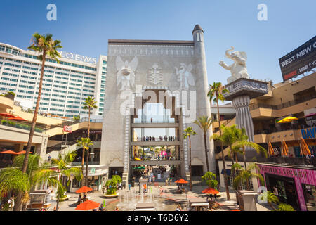 LOS ANGELES, USA - 27. Juli 2018: Hollywood und Highland Komplex mit Geschäften und Restaurants - Los Angeles, Kalifornien, USA Stockfoto