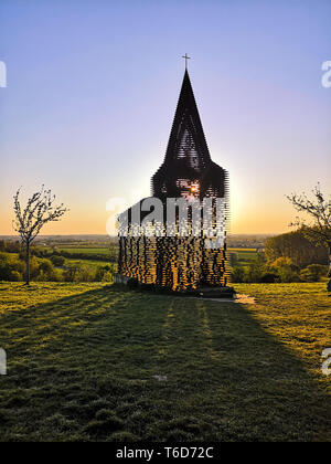 Bredene, Belgien - April 2019: Berühmte Stahl sehen - durch Kirche Wahrzeichen von Gijs Van Vaerenbergh, zwischen den Zeilen zu lesen bei Sonnenuntergang aufgerufen Stockfoto