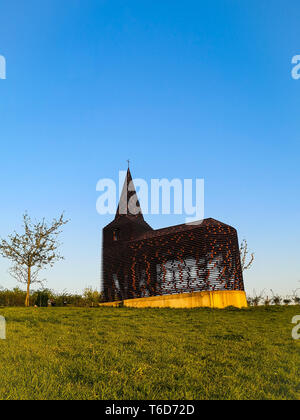 Bredene, Belgien - April 2019: Berühmte Kunstprojekt und Sehenswürdigkeit Stahl sehen - durch Kirche von Gijs Van Vaerenbergh Lesen zwischen den Zeilen genannt Stockfoto