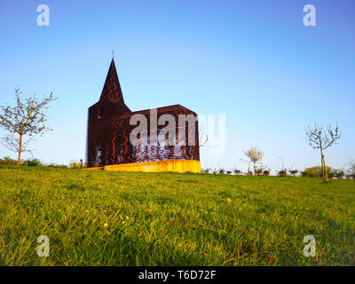 Bredene, Belgien - April 2019: Berühmte Kunstprojekt und Sehenswürdigkeit Stahl sehen - durch Kirche von Gijs Van Vaerenbergh Lesen zwischen den Zeilen genannt Stockfoto