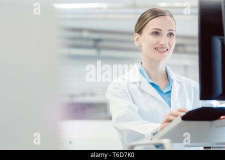 Techniker, die Fertigung in der Elektronik Werk Stockfoto