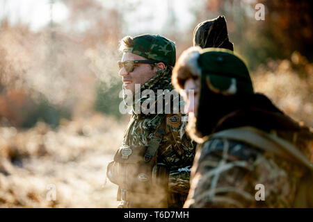 Brüder Entenjagd zusammen. Stockfoto