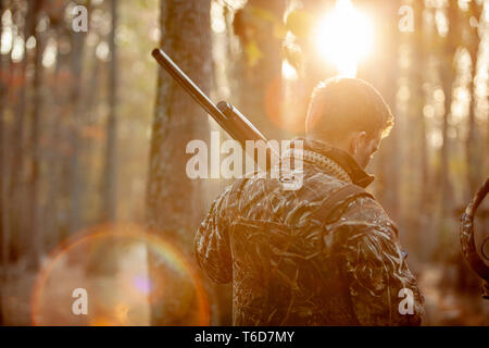 Duck Hunter die Jagd unter Wasser Holz. Stockfoto