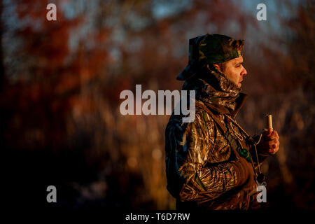 Duck hunter Berufung zu Enten Stockfoto